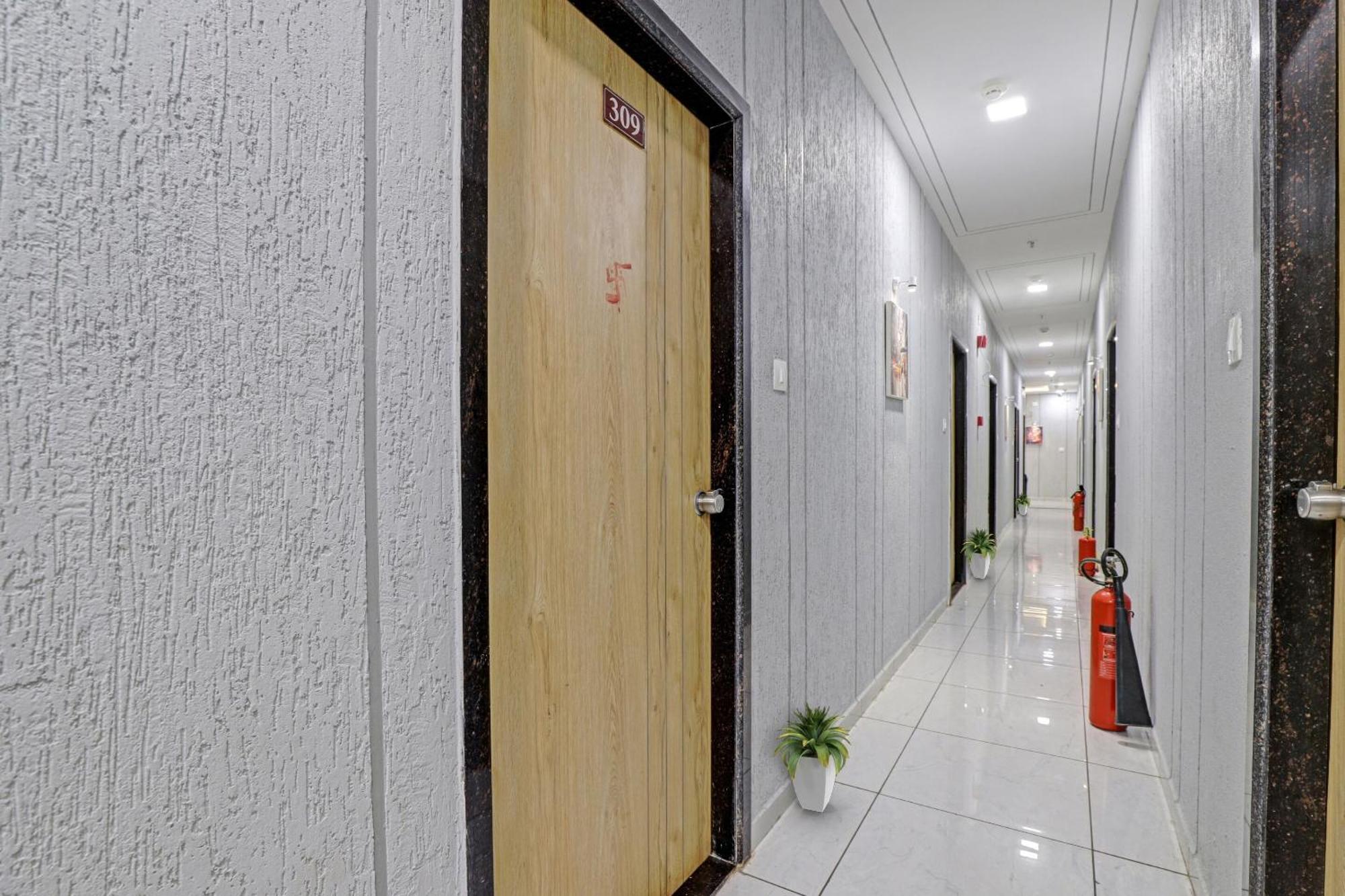 Hotel O Royal Orbit 苏拉特 外观 照片