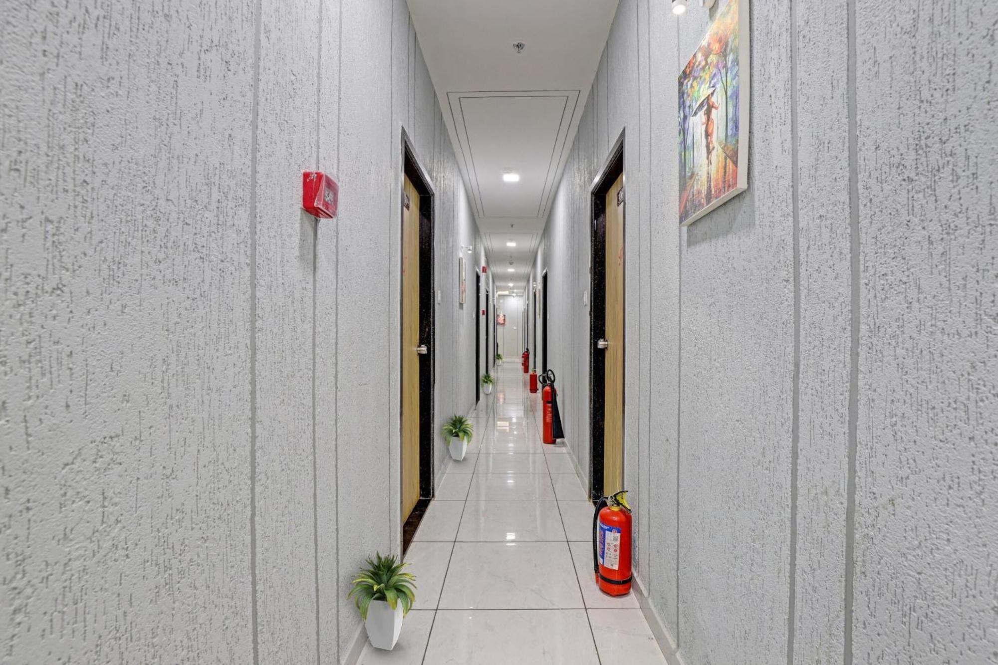 Hotel O Royal Orbit 苏拉特 外观 照片