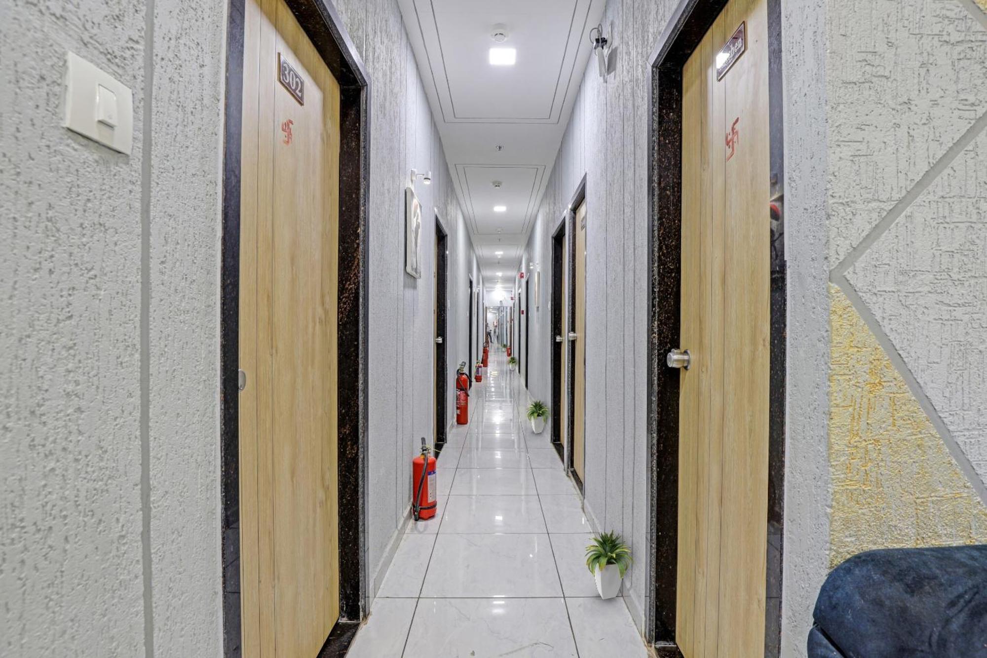 Hotel O Royal Orbit 苏拉特 外观 照片